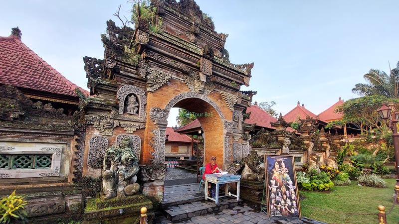 Legong Ramayana Ballet Ubud Palace