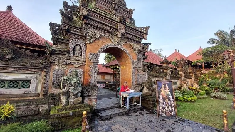 Ubud Royal Palace, the beauty of Balinese architecture in Ubud, a child and family friendly destination.