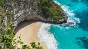 The stunning beaches of Nusa Penida Bali, perfect for beginners