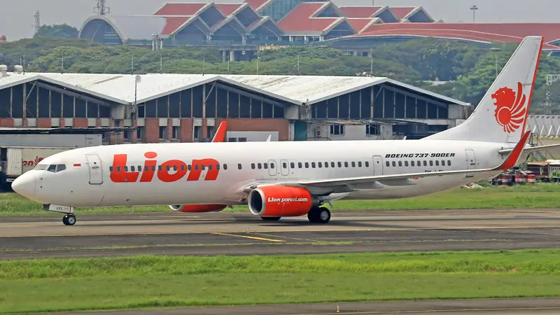 Lion Air Boeing 737 at Bali Airport preparing for takeoff.