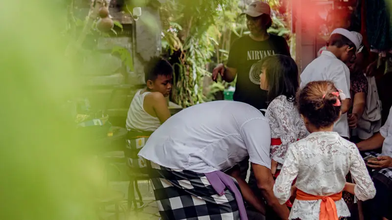 Children and families renting and wearing traditional Balinese attire in Family-Friendly Tourist Spot in Bali.